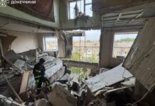 Удары по Славянску: дрон попал в девятиэтажный дом, из-под завалов извлекли мужчину