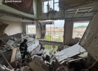 Удары по Славянску: дрон попал в девятиэтажный дом, из-под завалов извлекли мужчину