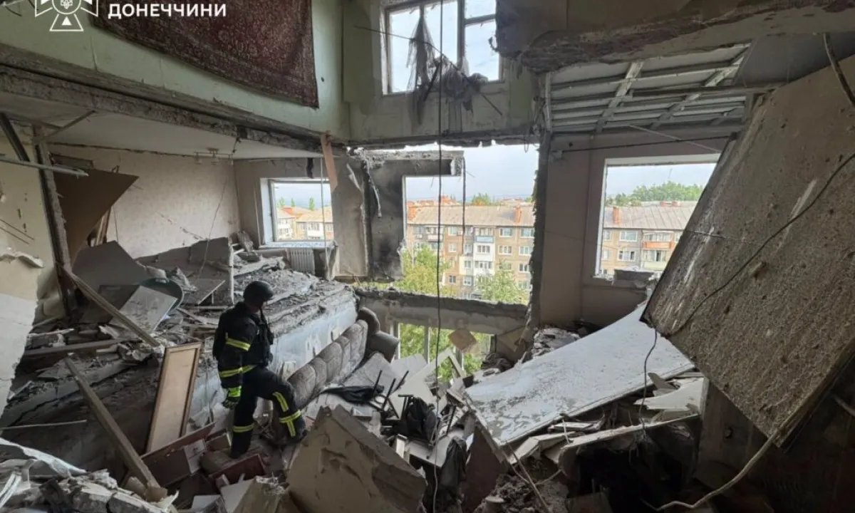 Удары по Славянску: дрон попал в девятиэтажный дом, из-под завалов извлекли мужчину