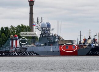 росіяни замаскували корабель Балтійського флоту під берегові будинки за прикладом німецького "Тірпіца"