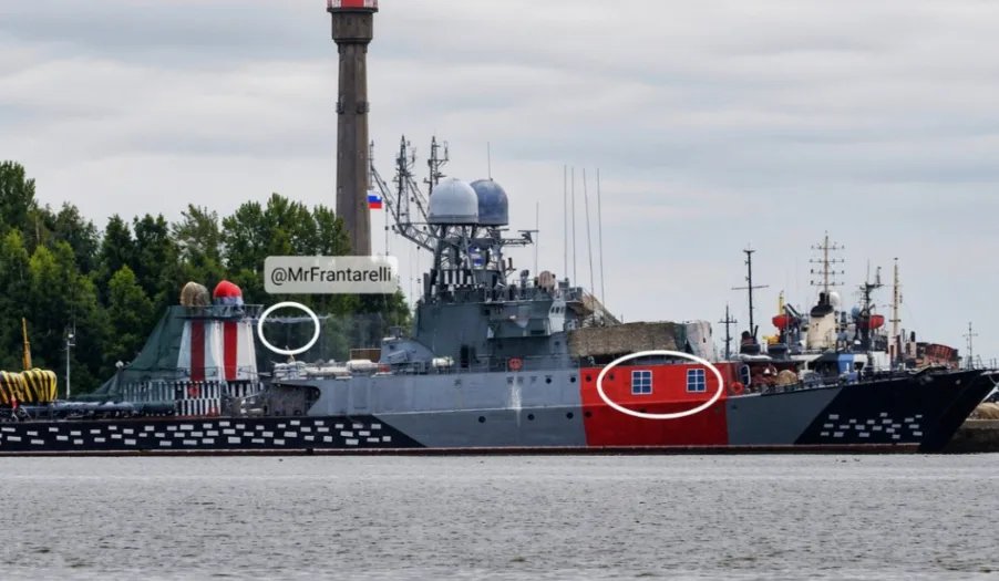 росіяни замаскували корабель Балтійського флоту під берегові будинки за прикладом німецького "Тірпіца"