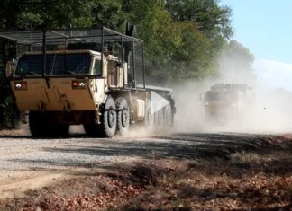 США переймають досвід України — військові HMMWV та HEMTT отримали захист від дронів