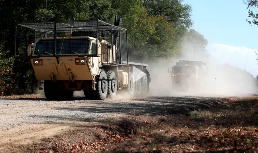 США переймають досвід України — військові HMMWV та HEMTT отримали захист від дронів
