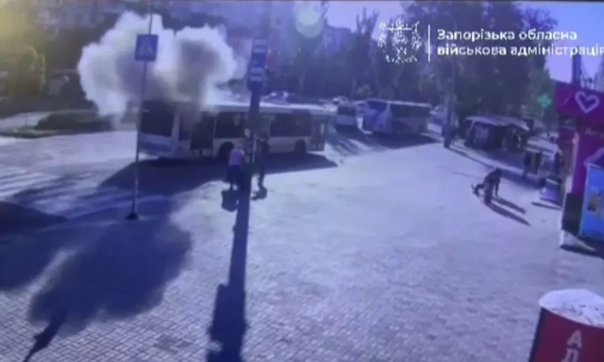 Оккупанты направили дрон на остановку в Запорожье, попали в автобус с пассажирами. ВИДЕО