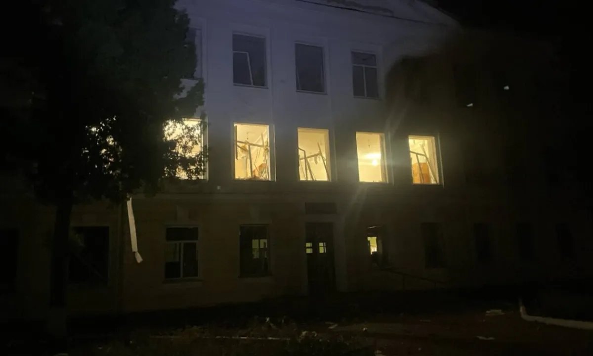 Конотоп подвергся атаке дронов: есть пострадавшие, повреждены дома, школа и железнодорожные пути