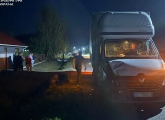 Они шли по обочине дороги: во Львовской области водитель сбил двух 14-летних девочек, одна из них погибла