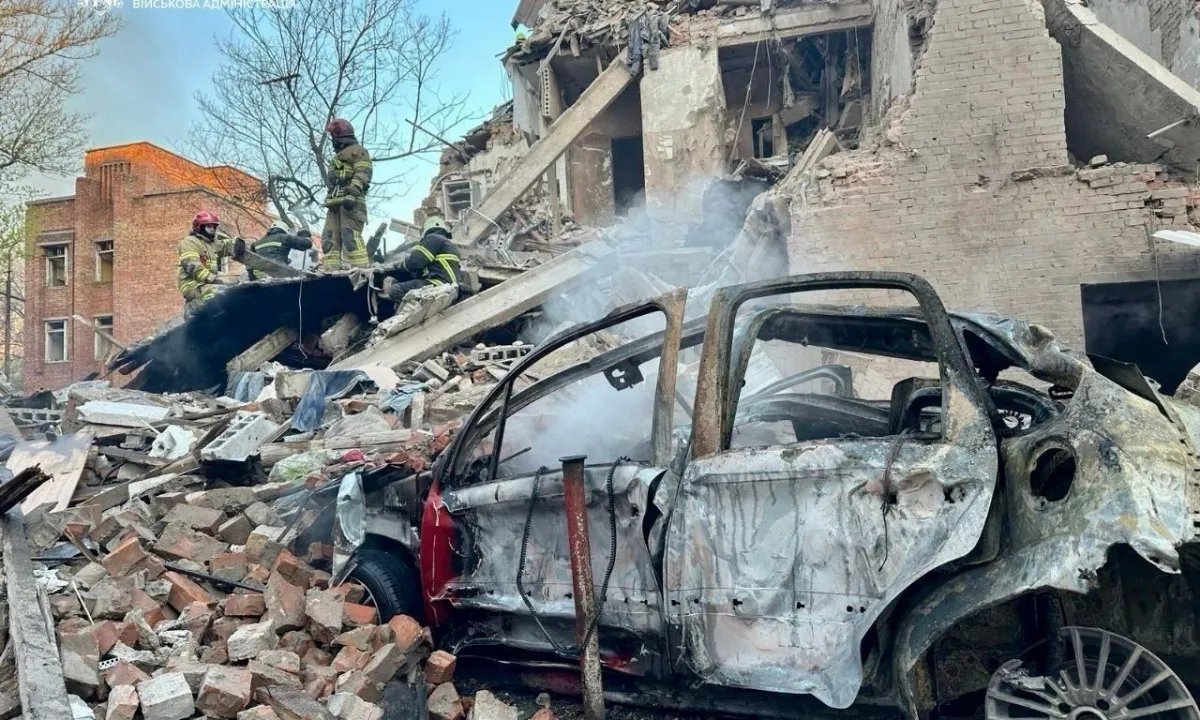 Под завалами могут находиться люди: в Днепре в результате массированной атаки зафиксированы разрушения, погибшие и пострадавшие