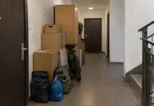 Превратили подъезд в склад вещей — готовьтесь к штрафу: когда придется заплатить до 3400 грн
