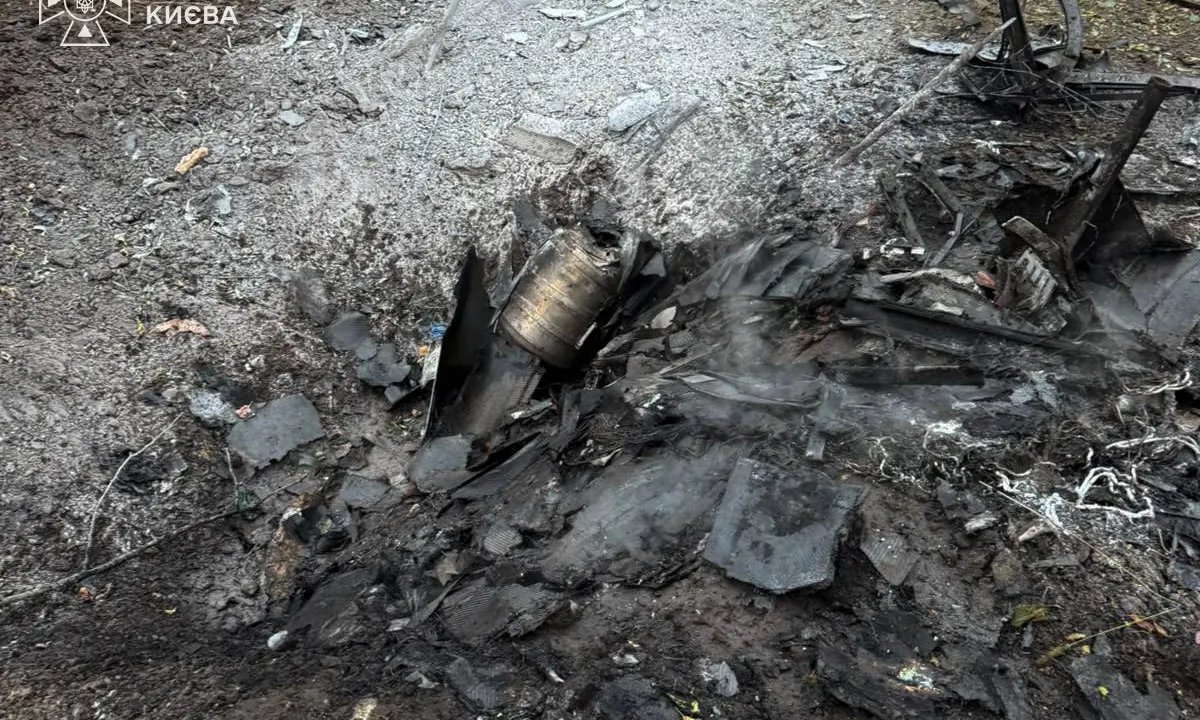 Обломки между жилыми домами: в Соломенском районе Киева после атаки дронов горело транспортное предприятие