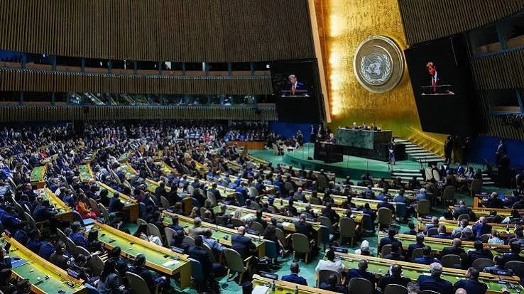 Світові лідери хочуть посилити контроль над ШІ, тоді як Трамп робить ставку на "надінтелект" — ЗМІ