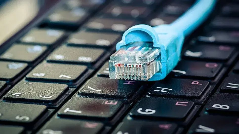 Через російський обстріл у Києві можливі перебої з інтернетом — провайдери