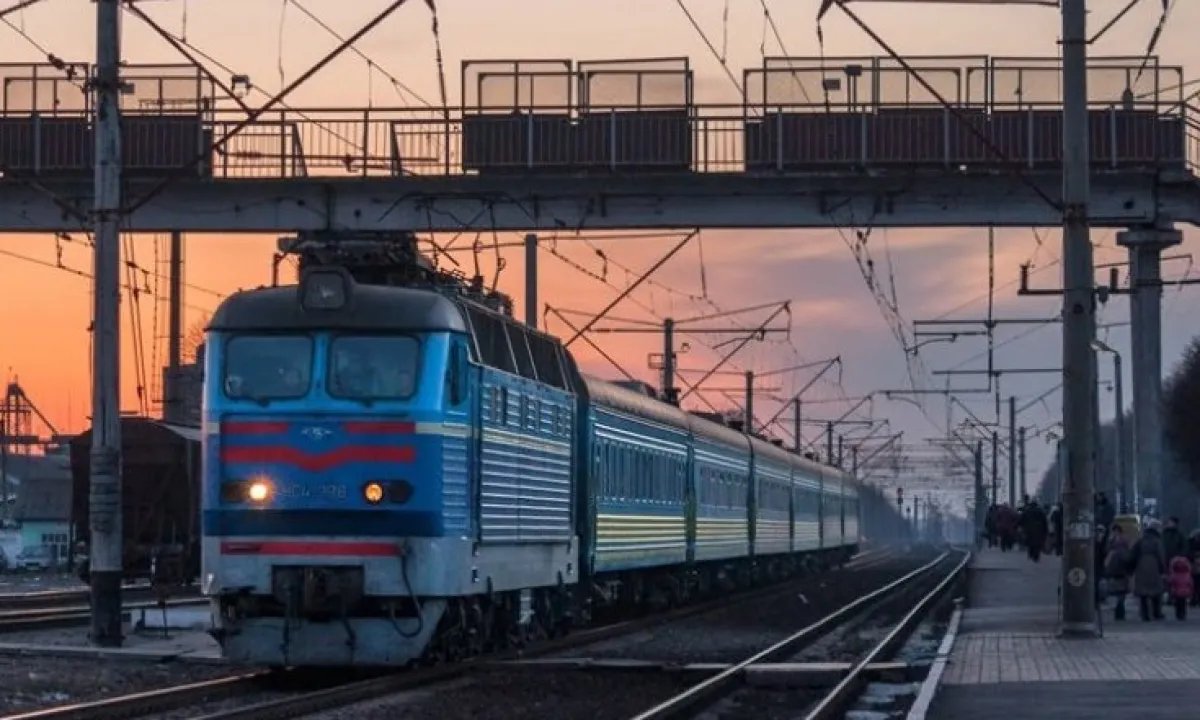 Вокзалы целы, поезда опаздывают: Укрзализныця рассказала, как работает после атаки на Киев