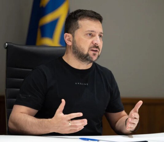 Україна вдарила по НПЗ у Пермі та Новошахтинську, «Завод Іскра» і російських радіолокаційних станціях — Зеленський