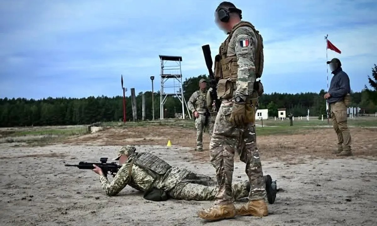Французские инструкторы обучают украинских военных тактике боя и ремонту техники