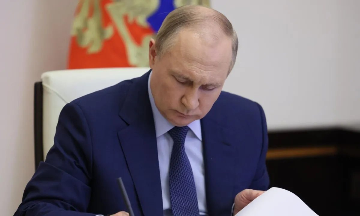 Кремль закручивает гайки: Путин подписал указ об ограничении вывоза наличных из России