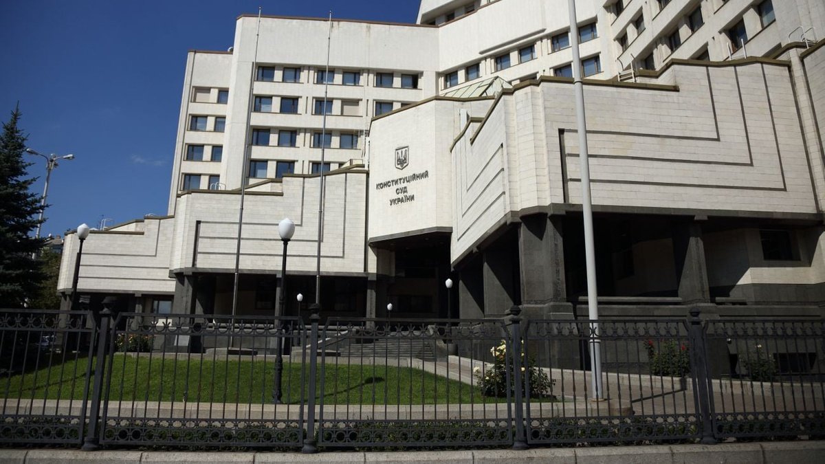 КСУ признал неконституционным право Кабмина самостоятельно ограничивать права граждан во время эпидемий