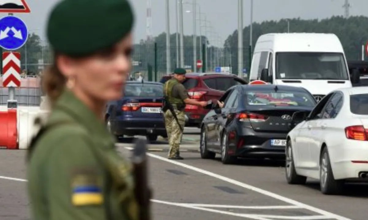 Кошмар на границе: украинцы вынуждены стоять по 10 часов в очередях на Львовщине