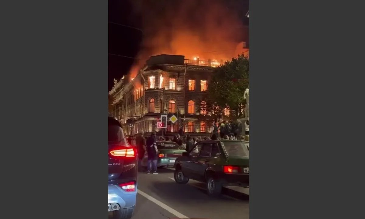 Огненный ад в центре Санкт-Петербурга: горит особняк Миллера. ВИДЕО