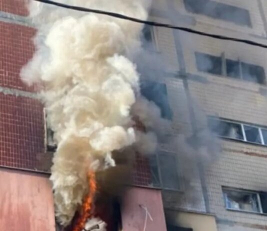 Огонь на восьмом этаже: в Краматорске дроны ударили по многоквартирному дому