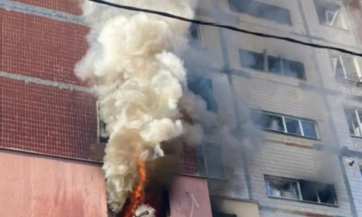 Огонь на восьмом этаже: в Краматорске дроны ударили по многоквартирному дому