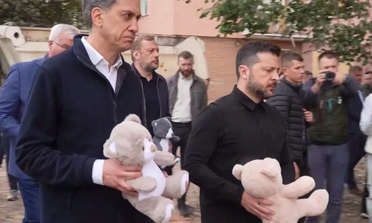 Рядом с украинцами: Зеленский и британский министр почтили погибших в Прилуках и пообщались с ранеными