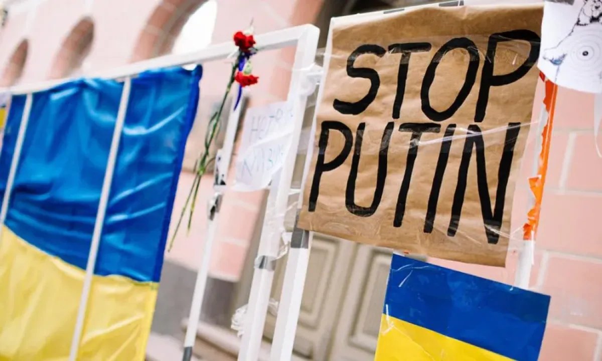 Написал «Слава России» на украинском флаге в Таллине — получил условный срок