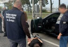 В Днепре поймали взяточника от горсовета: $12 тысяч за то, чтобы «не заметить» самовольную постройку