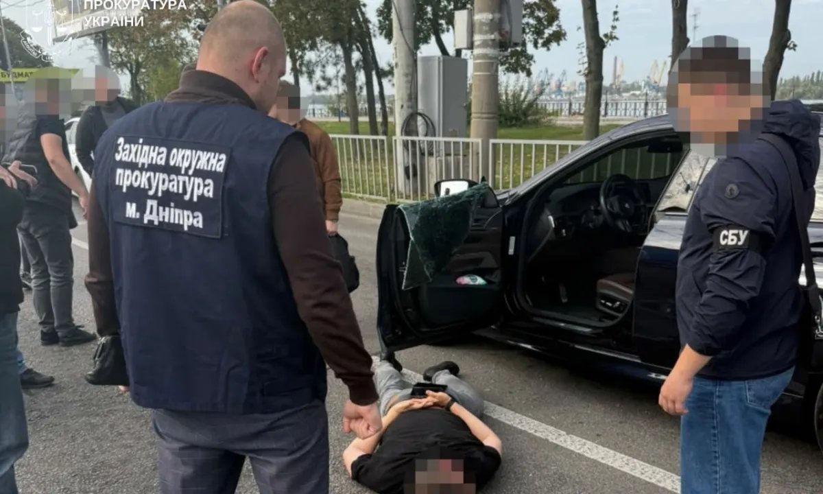 В Днепре поймали взяточника от горсовета: $12 тысяч за то, чтобы «не заметить» самовольную постройку
