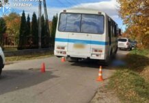 Автобус наехал на 4-летнего мальчика на конечной остановке: водителя задержали, ребёнок погиб на месте