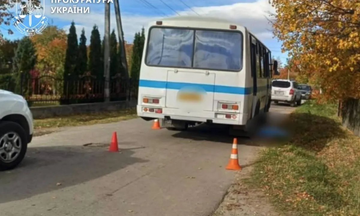 Автобус наехал на 4-летнего мальчика на конечной остановке: водителя задержали, ребёнок погиб на месте