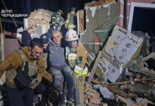 Спасатели вытащили мужчину из-под завалов: последствия ночного обстрела Умани в Черкасской области. ФОТО