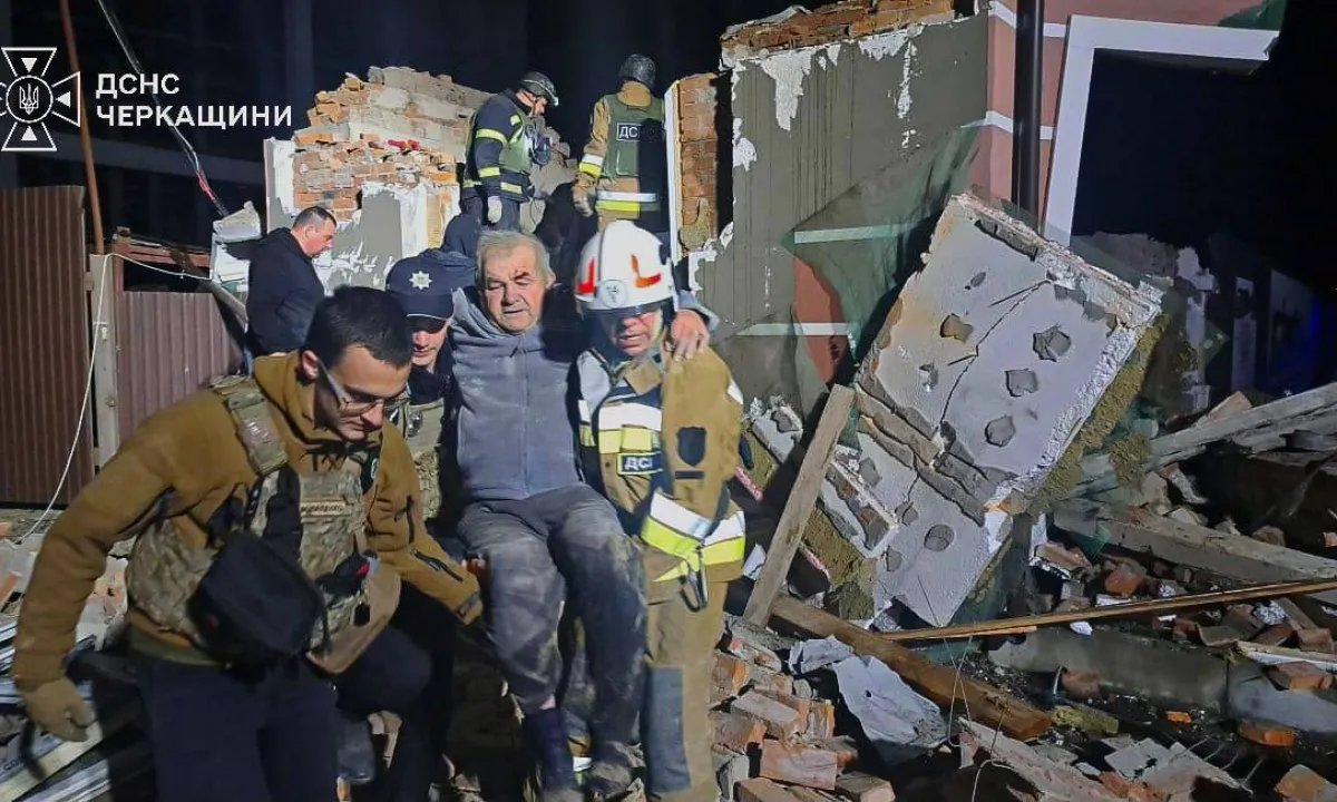Спасатели вытащили мужчину из-под завалов: последствия ночного обстрела Умани в Черкасской области. ФОТО