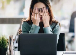 Деловая переписка без оскорблений: когда работодатель может уволить за слова в чате