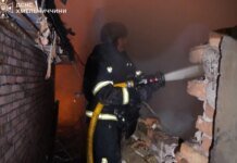 Двое погибших на Хмельнитчине: Россия ударила по жилью и предприятиям, под завалами нашли двух женщин. ФОТО