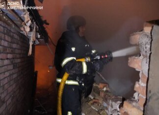 Двое погибших на Хмельнитчине: Россия ударила по жилью и предприятиям, под завалами нашли двух женщин. ФОТО