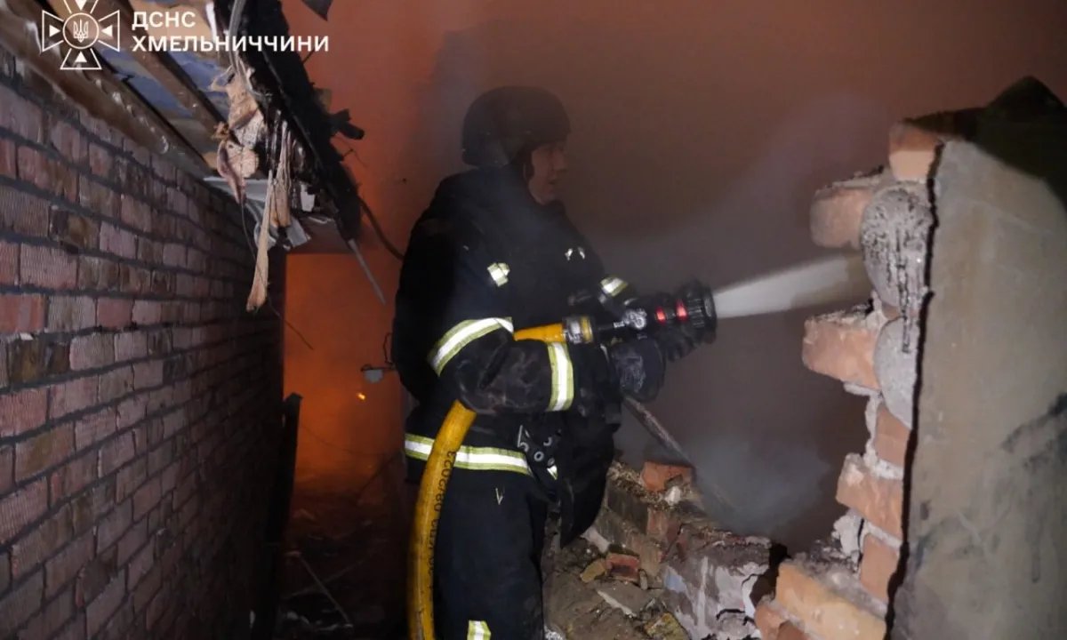 Двое погибших на Хмельнитчине: Россия ударила по жилью и предприятиям, под завалами нашли двух женщин. ФОТО