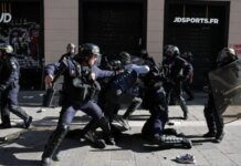 Бутики за щитами, полиция с газом: во Франции продолжаются массовые протесты против роста цен
