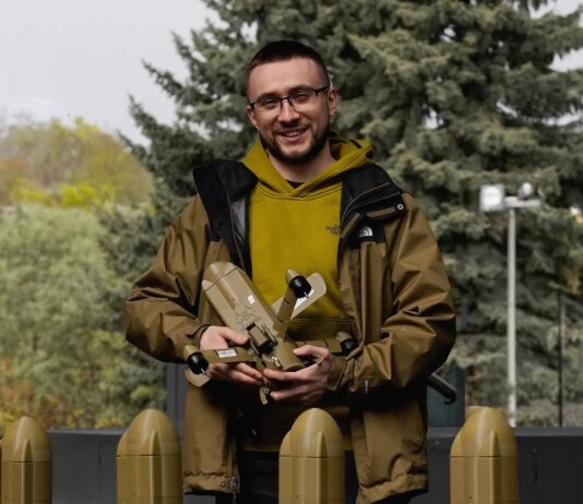 Це неправда: Стерненко спростував заяву Маска про використання Starlink для ударів