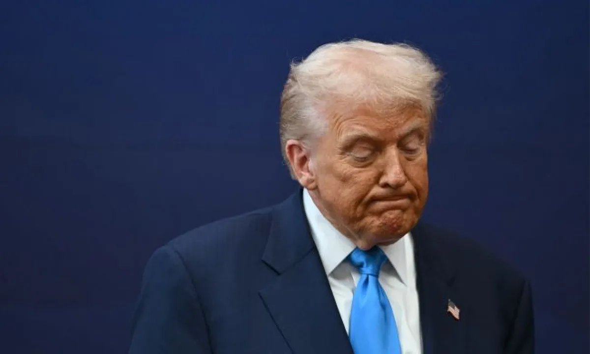 Трон зашатался: 69% избирателей в США обеспокоены коррупцией администрации Трампа — опрос FT