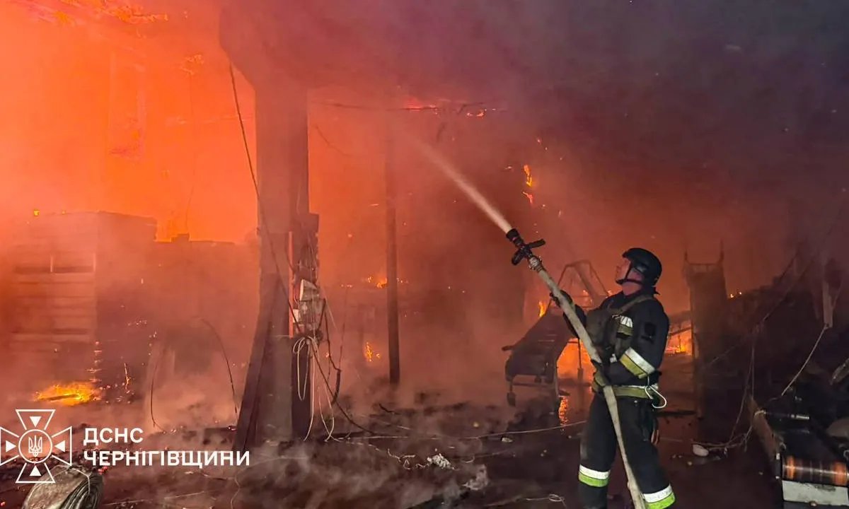Россияне сожгли зернохранилище на Черниговщине, есть раненые. ФОТО