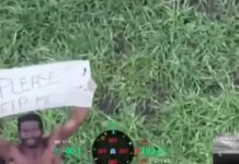 Украинский дрон снял голого африканского наемника с плакатом «Please help me». ВИДЕО