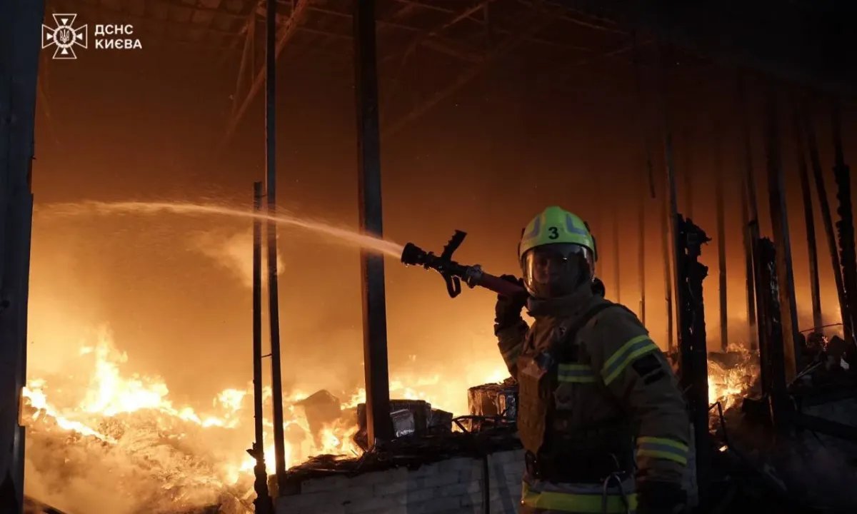 В Киеве упали обломки БПЛА, возник пожар