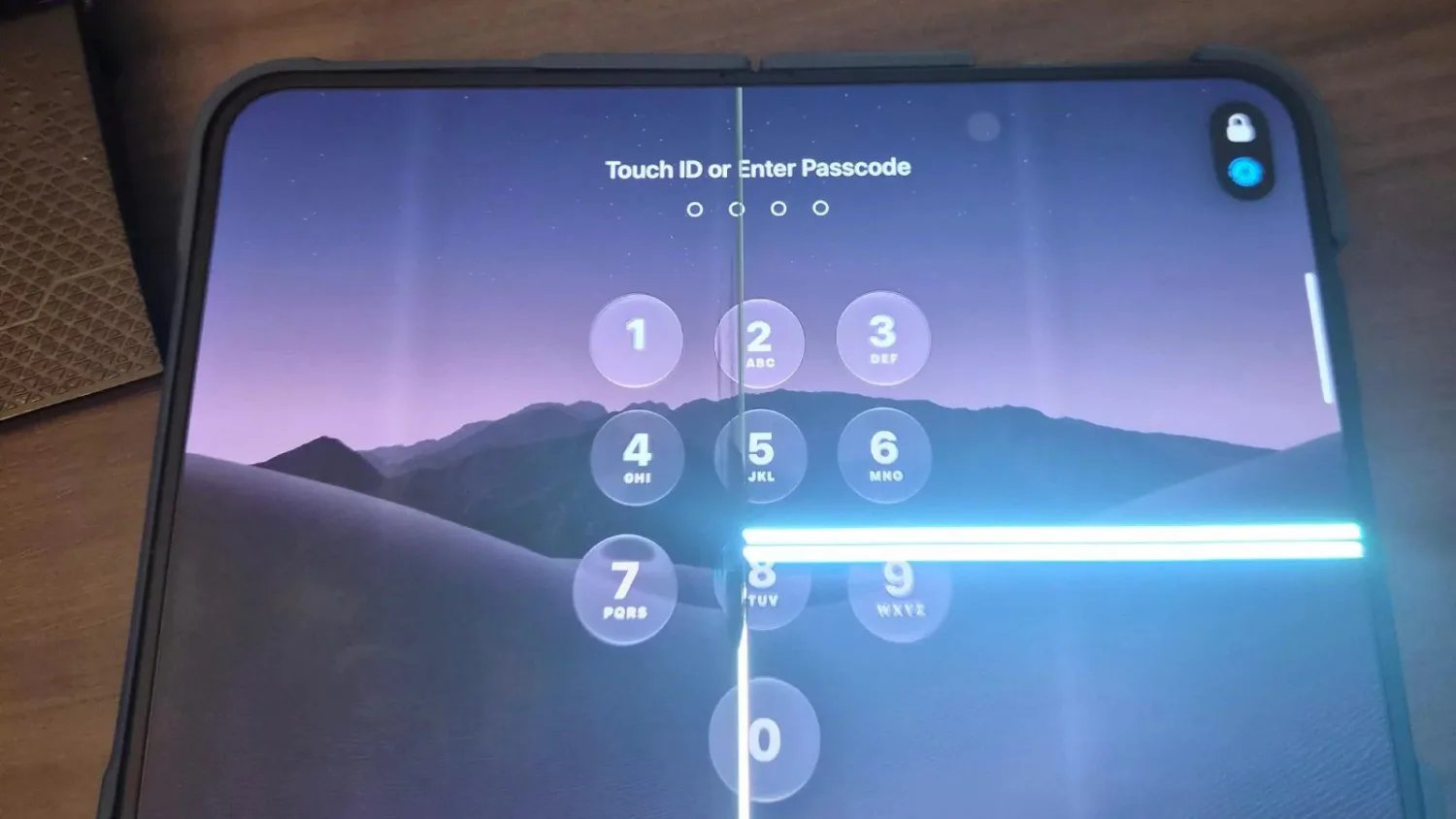 iPhone Duo за $1999 у центрі уваги через тріщини за кілька днів після релізу — чи є реакція Apple