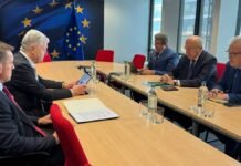 Порошенко призвал ЕС ускорить преобразование оборонного финансирования в военные контракты