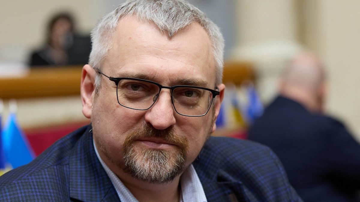 Депутаты из всех фракций требуют от премьера Корецкого отменить планы по созданию координационного центра по бронированию – Федиенко