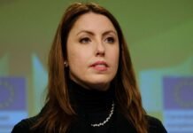 Еврокомиссия не комментирует возможную переговорную группу ЕС для переговоров с Путиным