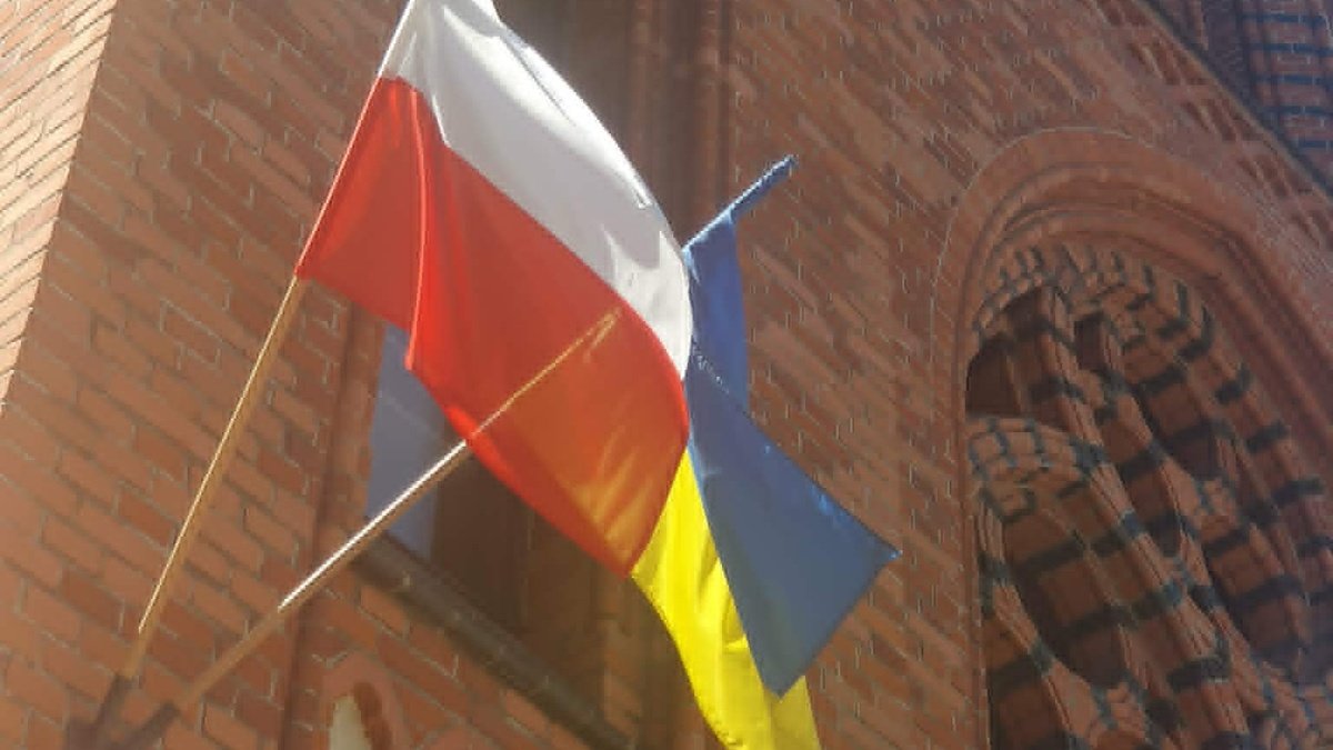 Глава Минобороны Польши считает, что украинские власти должны дистанцироваться от решения Львовского облсовета о провозглашении 2027г. годом УПА