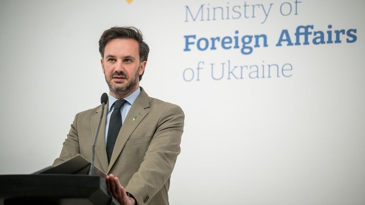 МИД подтвердил готовность Украины принять участие во встрече по вопросам мира в трехстороннем формате в октябре